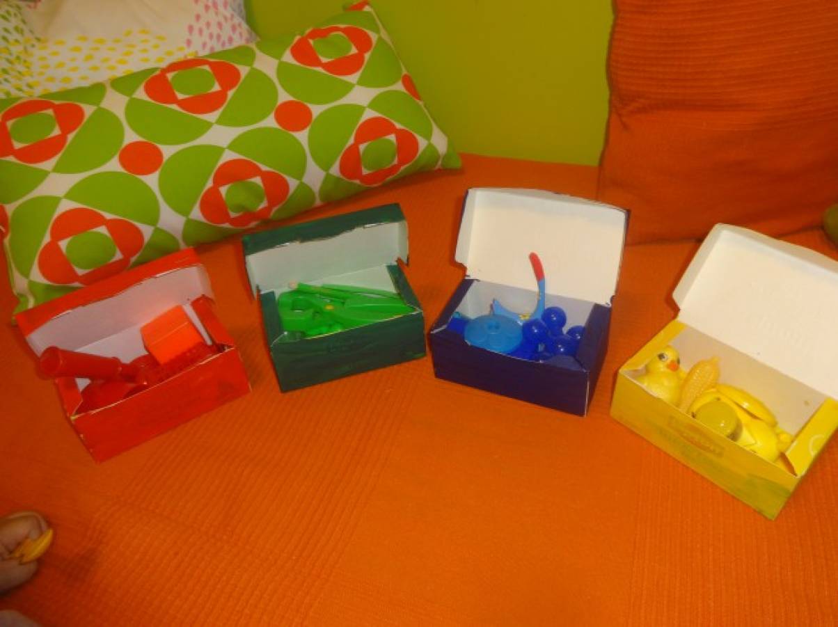 Найдите коробку игры. Дидактическая игра коробочки. Развивающая игра из коробки. Развивающая коробочка для детей своими руками. Коробочки для дидактических игр в детском саду.