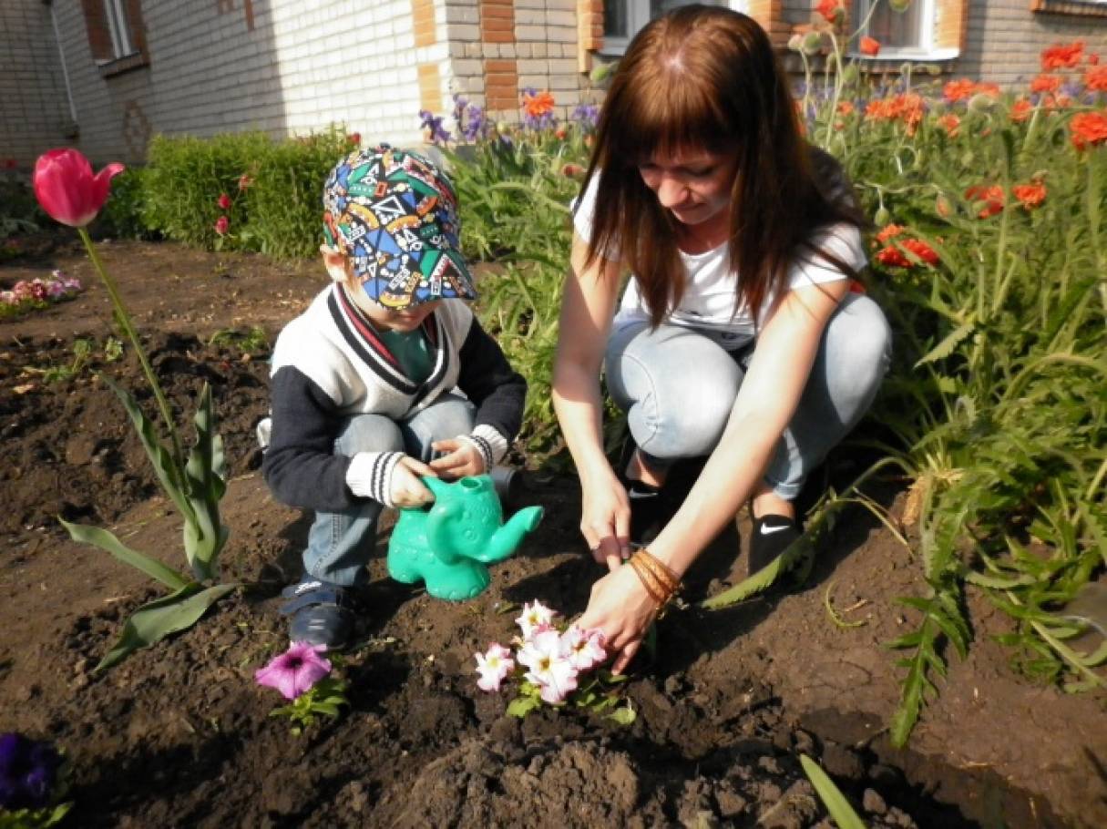 Дети вырастили цветы. Посадка цветов в детском саду. Сажаем клумбы в детском саду. Сажаем цветы в детском саду. Дети сажают цветы.
