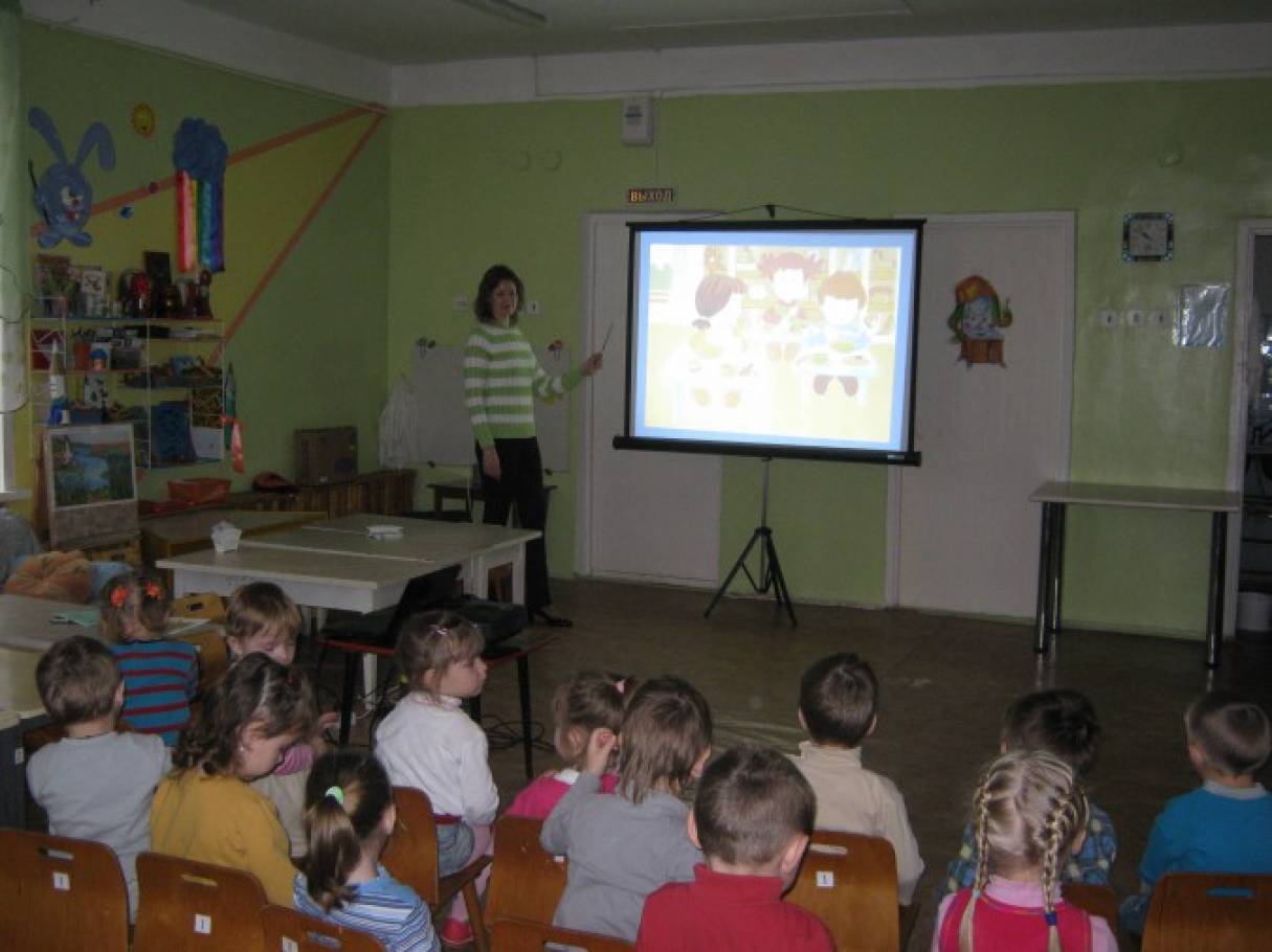 Икт игра старшая группа. ИКТ на занятиях в детском саду. Беседа с детьми в детском саду. Проектор в детском саду. Интерактивная доска в детском саду.