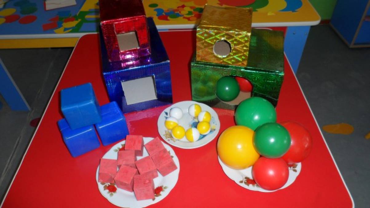 Сенсорные игры в средней группе. Игрушки для развития сенсорики. Сенсорика для детей. Сенсорные игры для дошкольников. Дидактические игрушки для детей раннего возраста.
