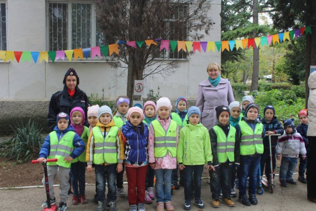 Массовый праздник на улице по безопасности дорожного движения «Зелёный, жёлтый, красный» Фото Массовый праздник на улице по безопасности дорожного движения «Зелёный, жёлтый, красный»