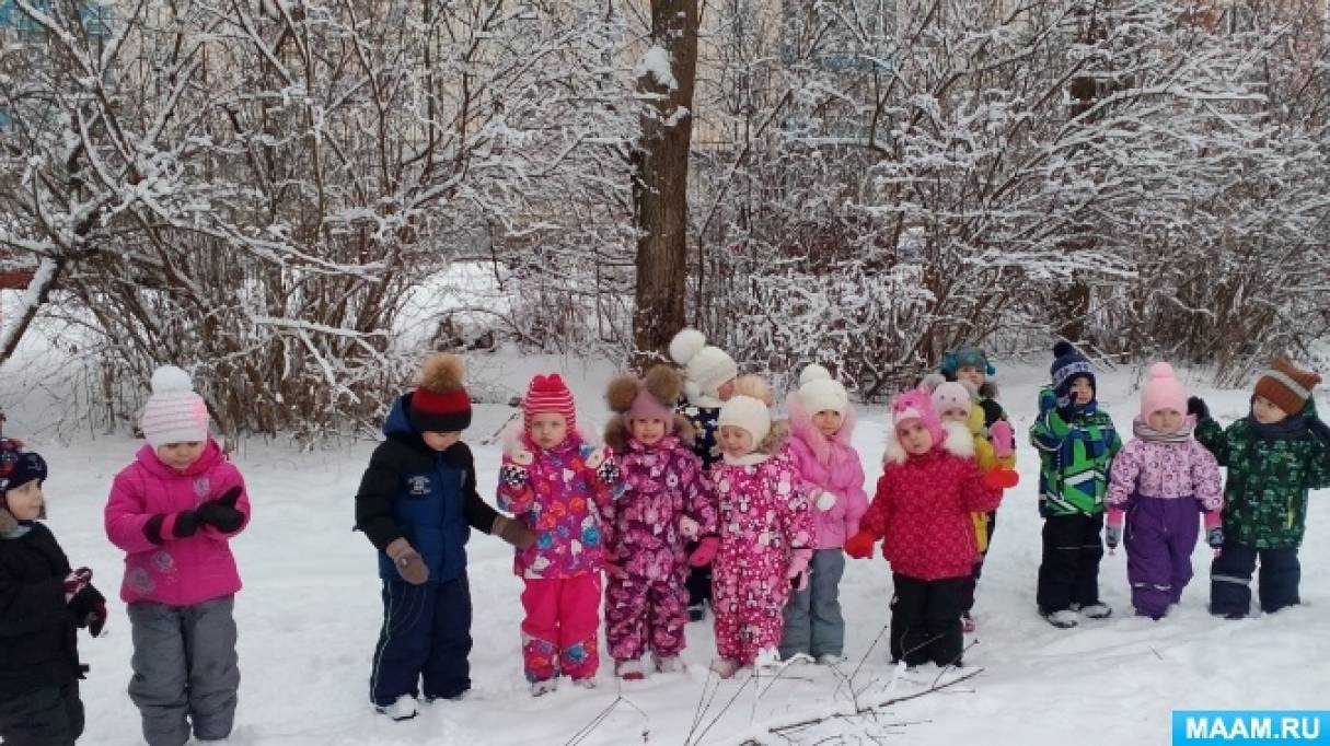 Прогулка апрель 2 младшая группа. Дети младшей группы зимой на прогулке. Прогулка на улице в детском саду младшая группа зимой. Прогулка зимой в младшей группе. Прогулка с детьми в средней группе зимой.
