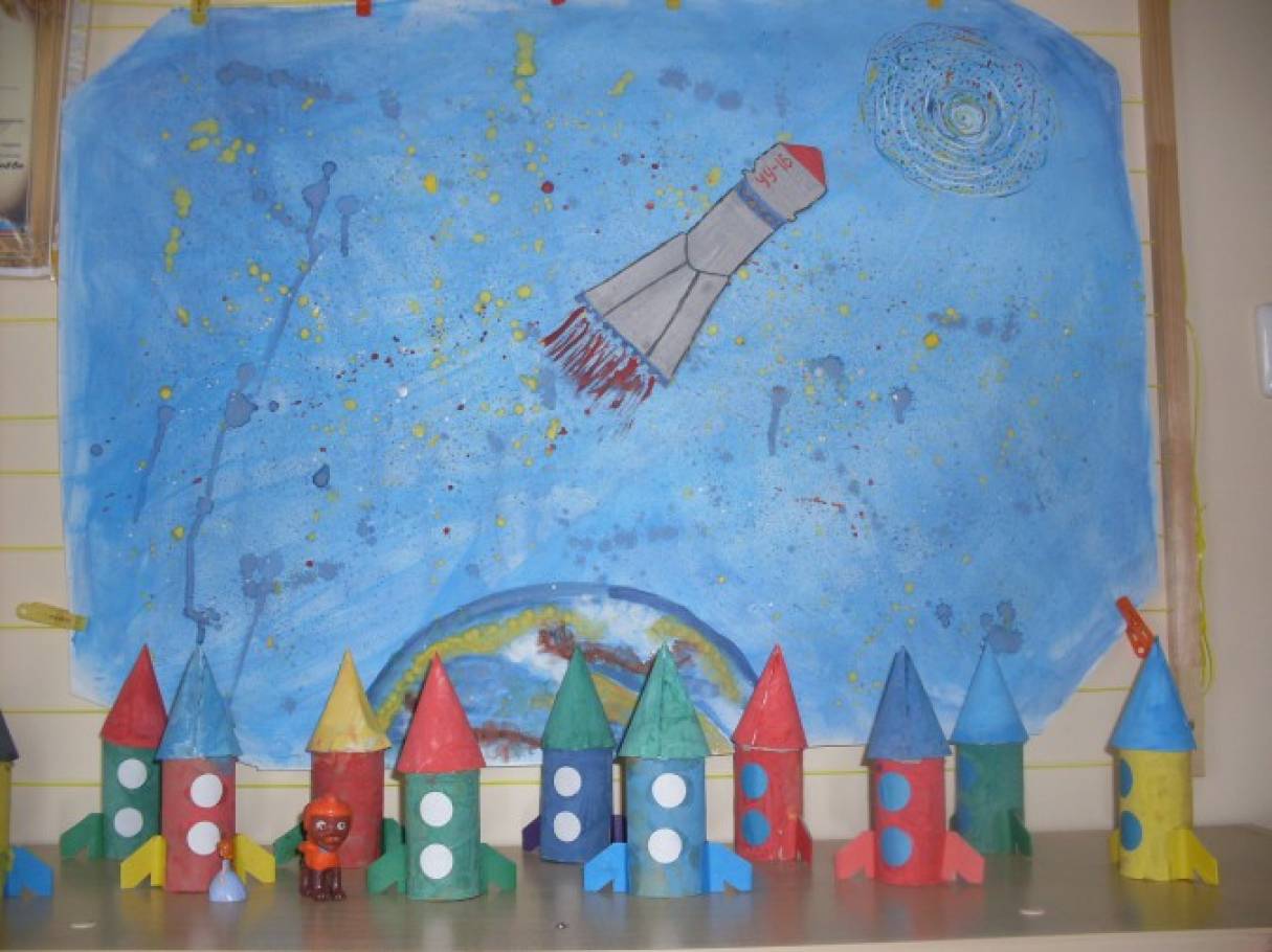 Тематический день в подготовительной группе день космонавтики. Поделка ко Дню космонавтики в детский сад. Космос коллективная работа в детском саду. День космонавтики в детском саду. Аппликация ко Дню космонавтики.