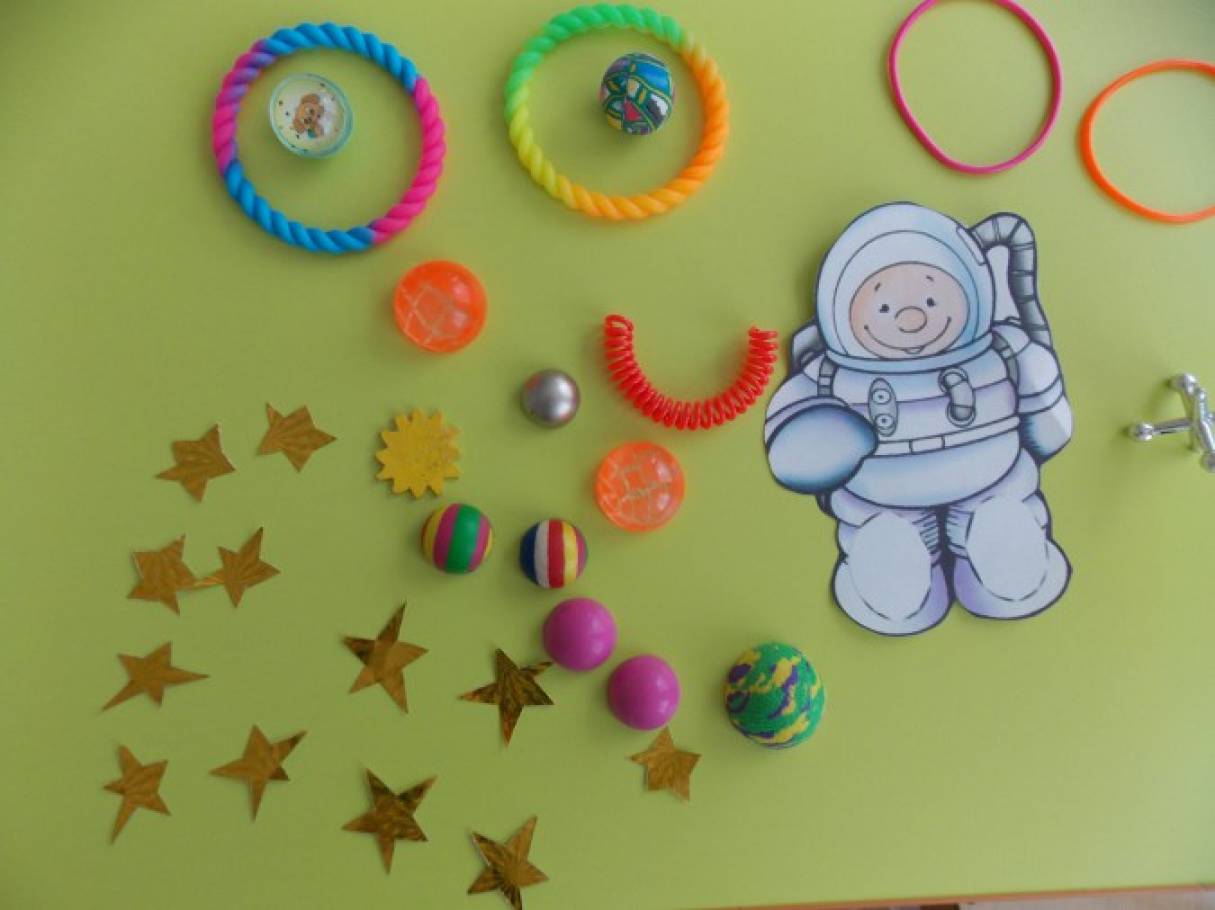 Оформление на день космонавтики в детском саду. Украшение группы к Дню космонавтики в детском. Украшение ко Дню космонавтики в детском саду. День космонавтики для детей украшение. Украшение стены на день космонавтики в детском саду.