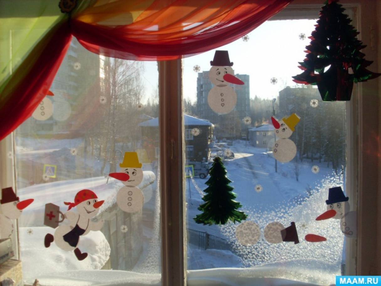 Делаем новогодние украшения на окна из бумаги