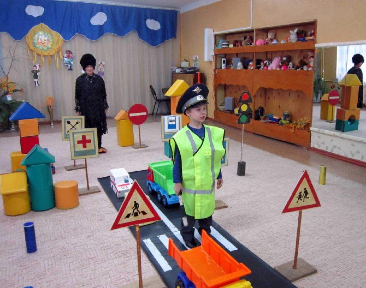 сюжетно-ролевые игры в младшей группе. сюжетные игры по пдд. сюжетно ролевая игра по пдд. игрушки забавы для старшего дошкольного возраста. атрибуты для сюжетно-ролевых игр по пдд в детском саду.