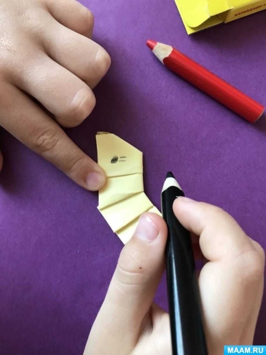 Как сделать гусеницу: пошаговые поделки для детей