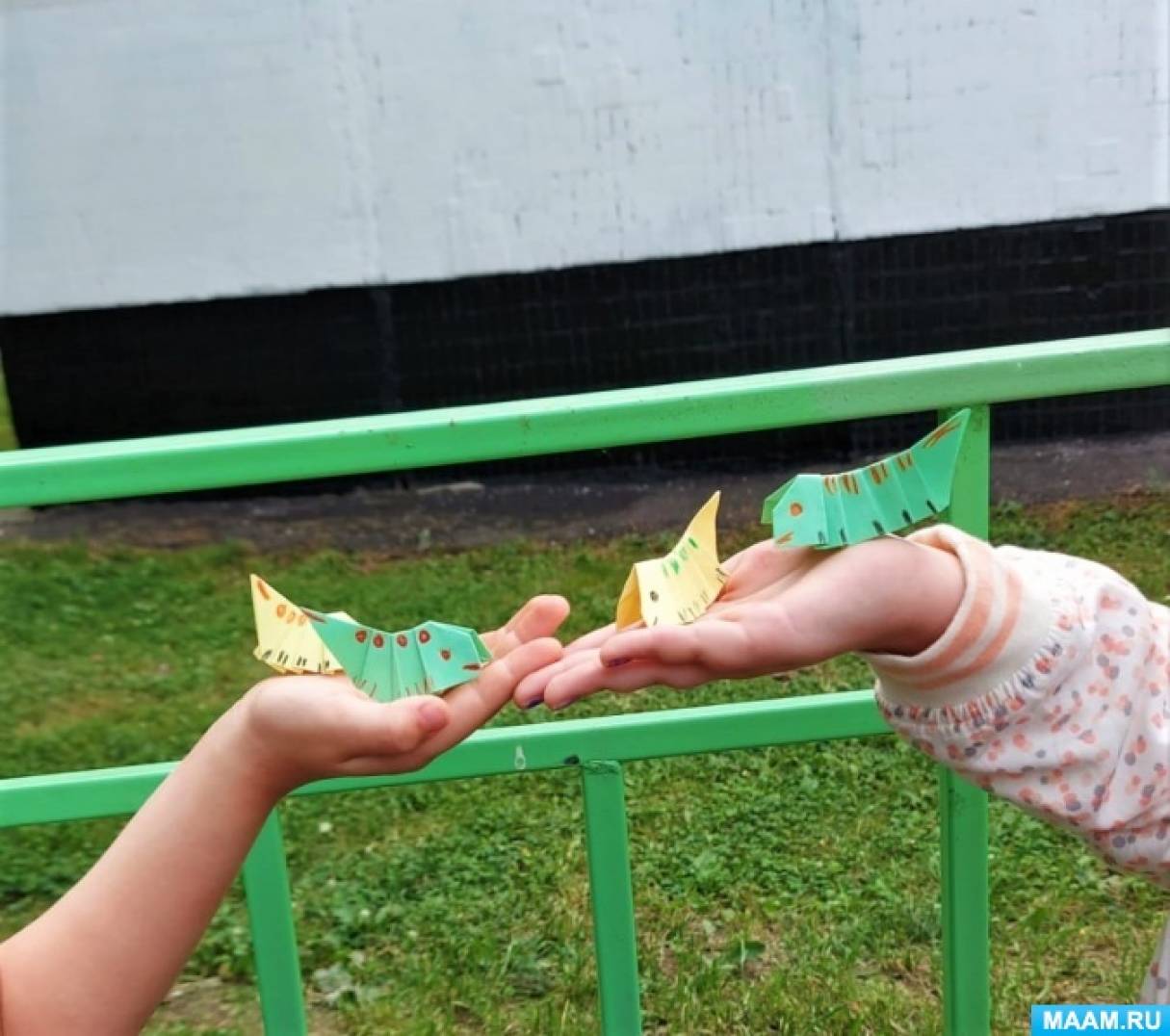 Как сделать гусеницу: пошаговые поделки для детей