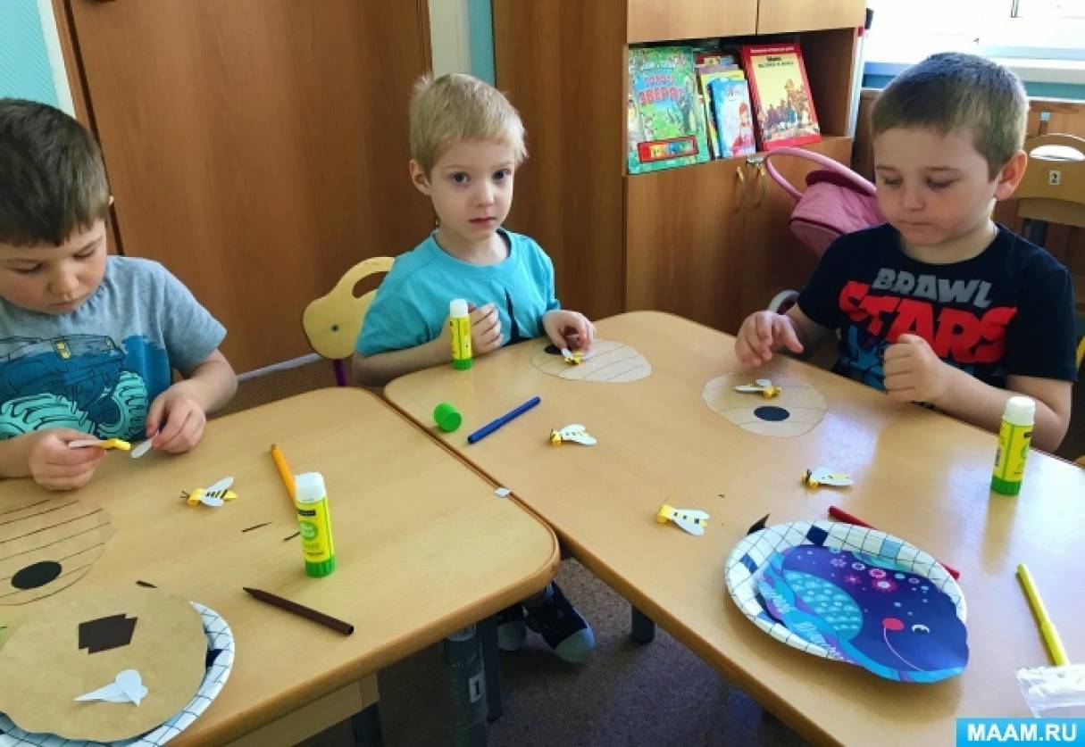 Изготовление поделки из картона и цветной бумаги для детей от 5 лет - фото