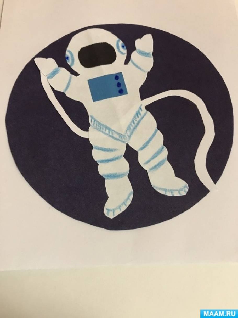 Космонавт из бумаги. МК космонавт из бумаги. Космонавт в космосе поделка объемная. Космонавт из бумаги для детей.