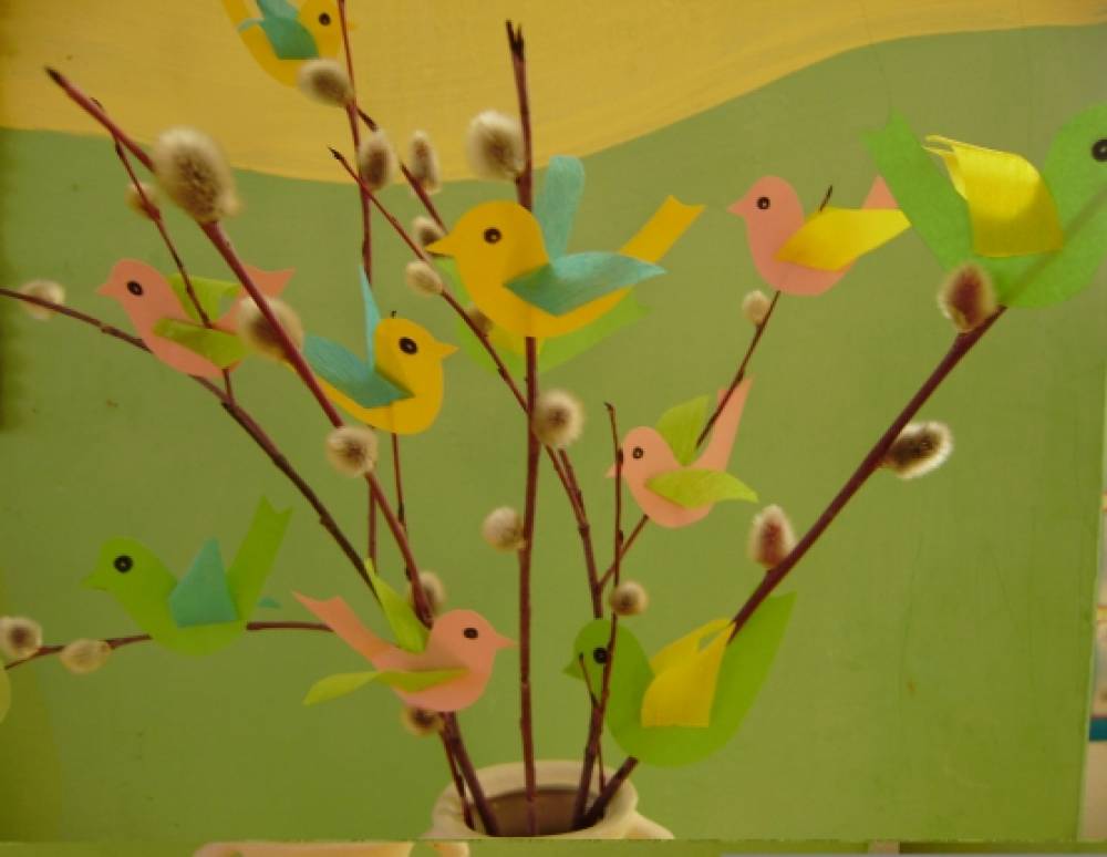 День птиц в ясельной группе. Весенняя поделка в детский сад. Украшение группы к весне. Весенние украшения для детского сада. Весенние птицы для детей в детском саду.