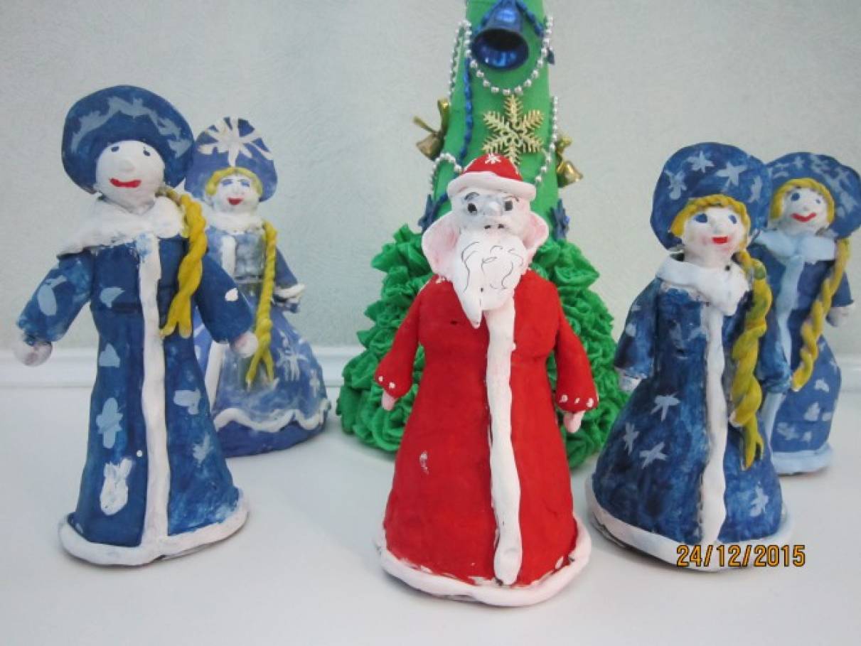 На елке «НГ» появились Дед Мороз, Снегурочка, кукла и змея