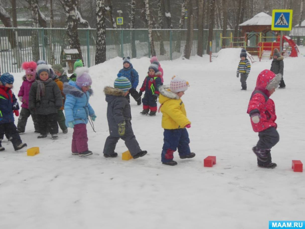 Подвижная игра весной в младшей группе. Прогулка в детском саду. Дети на прогулке в детском саду. Дети на прогулке в ДОУ. Зимняя прогулка в детском саду.