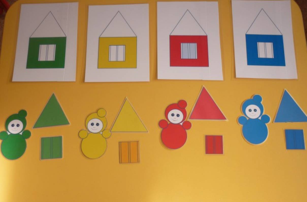 Математика в группе раннего возраста. Домики с геометрическими фигурами для малышей. Цветные домики сенсорика для детей. Дидактические домики для детей раннего возраста. Геометрические фигуры 2 младшая группа.
