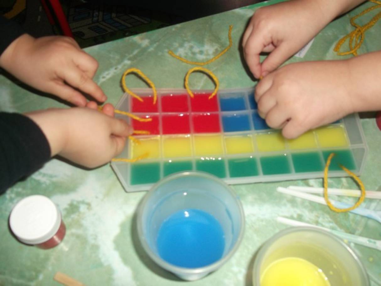 Эксперименты во второй младше группе. Опыт цветные льдинки. Эксперименты со льдом в детском саду. Экспериментирование цветные льдинки. Экспериментальная деятельность "цветные льдинки".