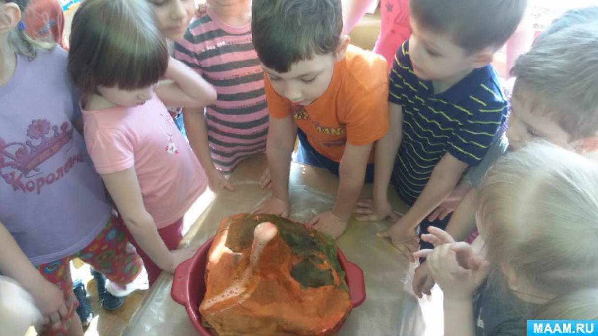 Опыты с детьми в детском саду старшая группа извержение вулкана. Опыт вулкан для дошкольников. Опыт с вулканом в детском саду. Опыт извержение вулкана для дошкольников. Экспериментирование вулкан в старшей группе.