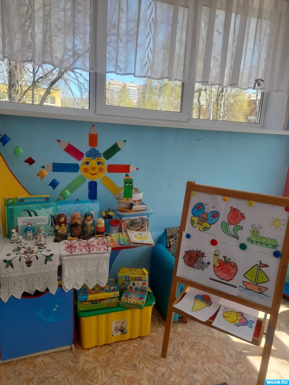 Уголок по изодеятельности в младшей группе