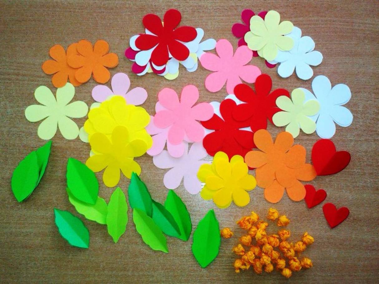 Маам ру март. Цветы из цветной бумаги для детей. Цветы для украшения группы в детском саду. Цветы для украшения класса. Поделка цветы в детский сад.