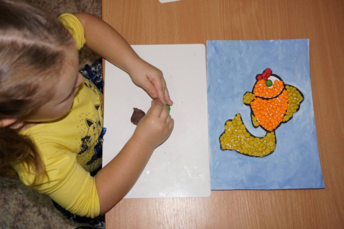 Золотая рыбка младшая группа. Рисование пластилином в детском саду. Лепка рисование аппликация. Пластилинография рыбка младшая группа. Пластилинография для детей младшей группы.
