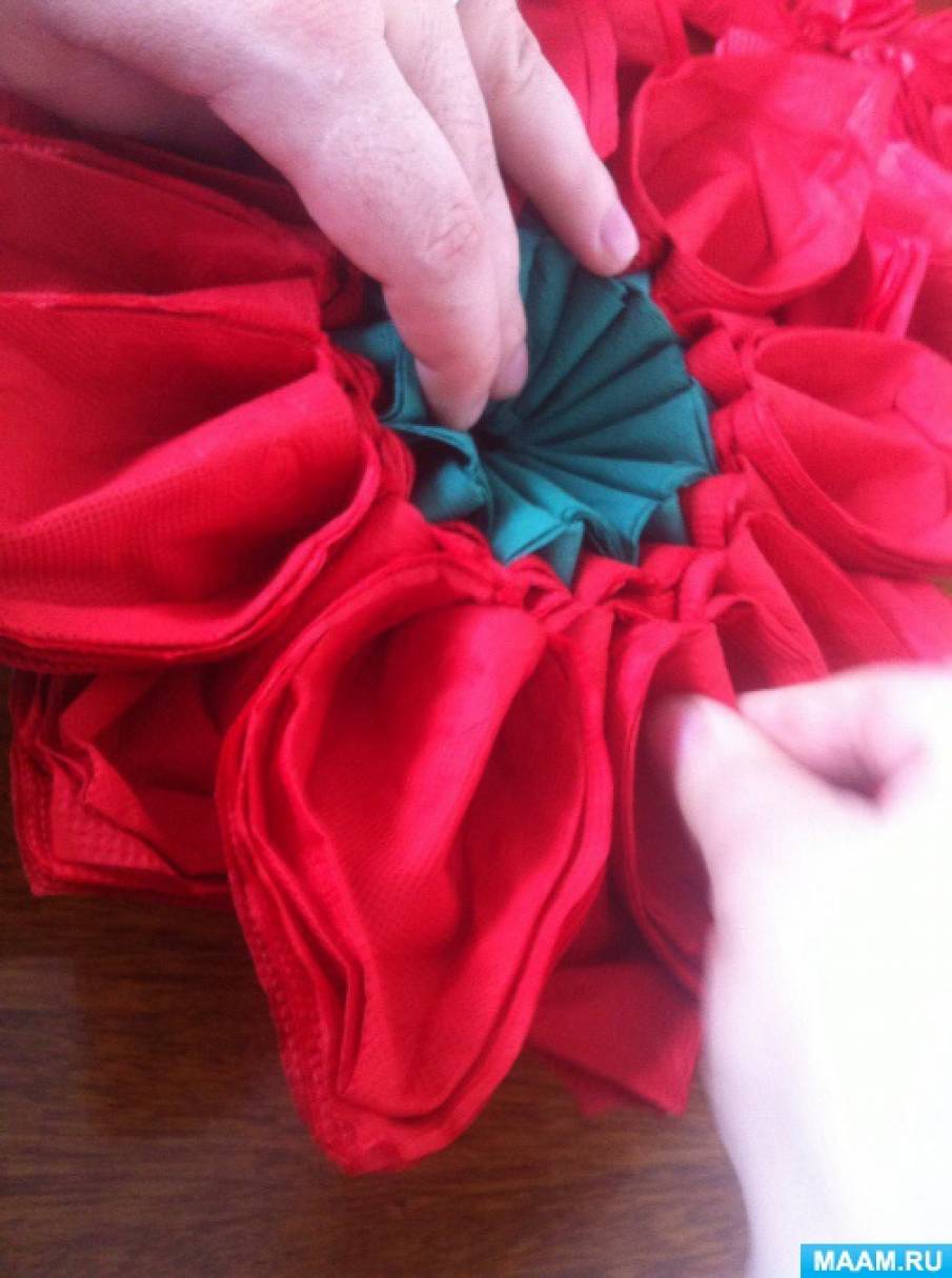 Поделка клубника из салфеток. detsad 382430 1479487948. Поделка клубника из салфеток фото. Поделка клубника из салфеток-detsad 382430 1479487948. картинка Поделка клубника из салфеток. картинка detsad 382430 1479487948. Яркое напоминание о лете и интересная поделка для детей разных возрастов. В этом мастер-классе мы предлагаем создать объемную клубнику из бумаги своими руками. Фигура довольно простая в исполнении. Ребенок 6-10 лет вполне может справиться самостоятельно и порадовать маму или бабушку самодельным подарком. Детям помладше может понадобиться помощь взрослых.