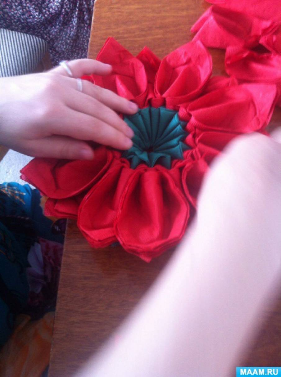 Поделка клубника из салфеток. detsad 382430 1479487973. Поделка клубника из салфеток фото. Поделка клубника из салфеток-detsad 382430 1479487973. картинка Поделка клубника из салфеток. картинка detsad 382430 1479487973. Яркое напоминание о лете и интересная поделка для детей разных возрастов. В этом мастер-классе мы предлагаем создать объемную клубнику из бумаги своими руками. Фигура довольно простая в исполнении. Ребенок 6-10 лет вполне может справиться самостоятельно и порадовать маму или бабушку самодельным подарком. Детям помладше может понадобиться помощь взрослых.