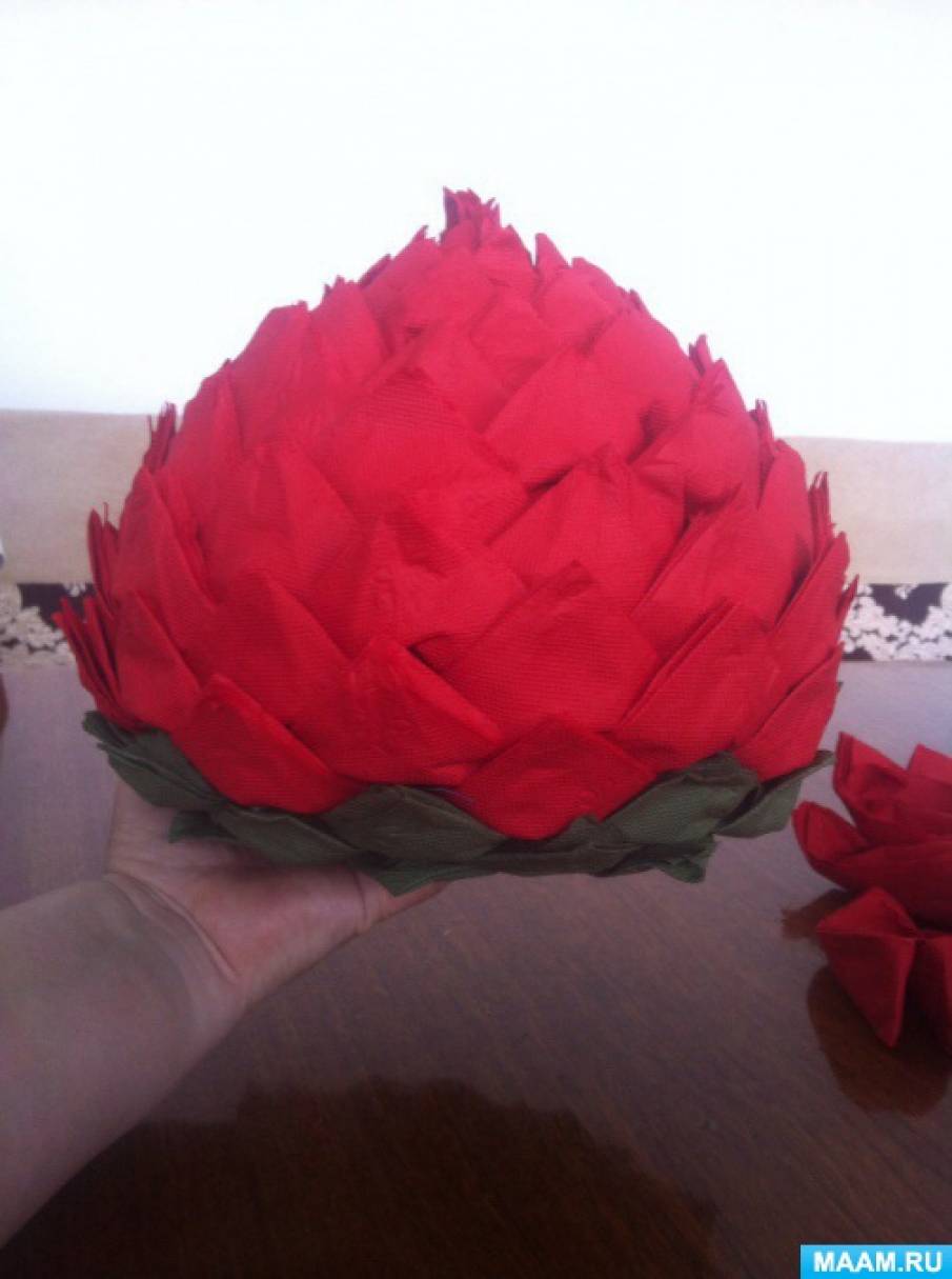 Поделка клубника из салфеток. detsad 382430 1479488120. Поделка клубника из салфеток фото. Поделка клубника из салфеток-detsad 382430 1479488120. картинка Поделка клубника из салфеток. картинка detsad 382430 1479488120. Яркое напоминание о лете и интересная поделка для детей разных возрастов. В этом мастер-классе мы предлагаем создать объемную клубнику из бумаги своими руками. Фигура довольно простая в исполнении. Ребенок 6-10 лет вполне может справиться самостоятельно и порадовать маму или бабушку самодельным подарком. Детям помладше может понадобиться помощь взрослых.