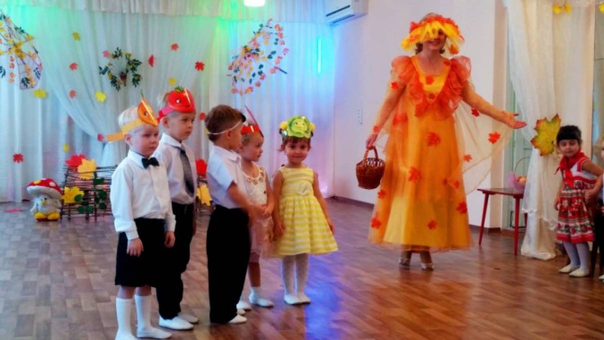 Осенний праздник в офисе. Выход осени на празднике в детском саду. Выход осени на празднике в детском саду. Утренник осенний в средней группе. Праздник осени в детском саду старшая группа.