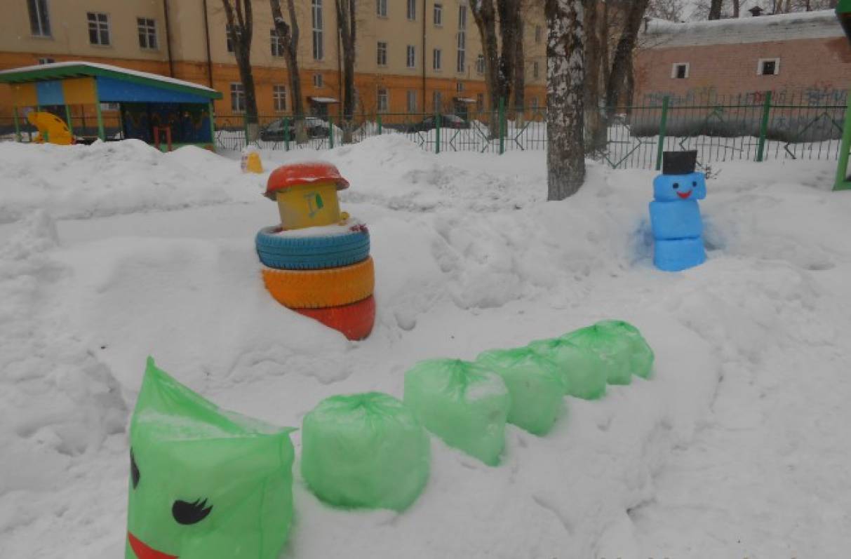 Снежный участок в детском саду. Зимние фигуры в детском саду. Снежный участок в детском саду. Зимние постройки на участке детского сада. Украшение снежных построек в детском саду.
