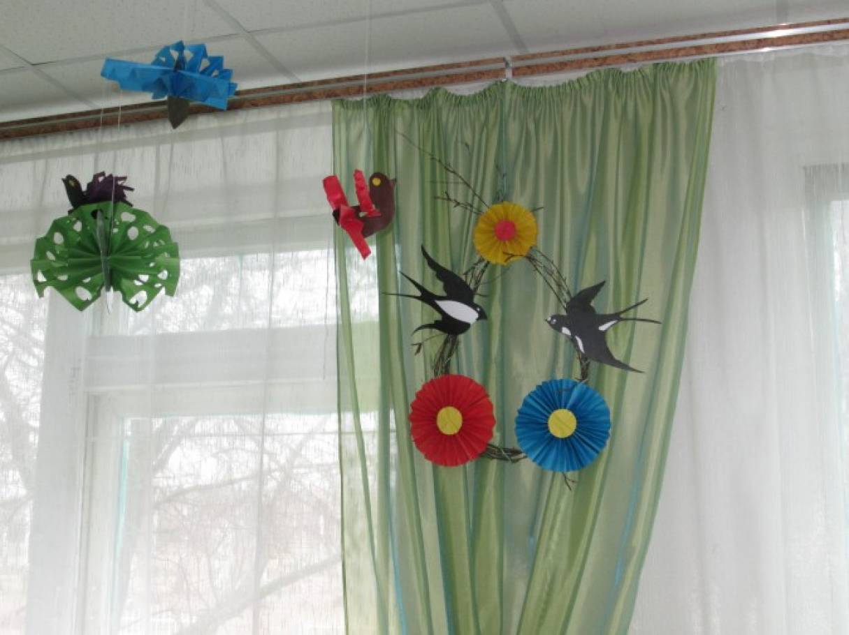 Оформление группы на весну в детском. Украшение группы к весне. Весенний декор на окна в детский сад. Украшения на весну в детском саду своими.