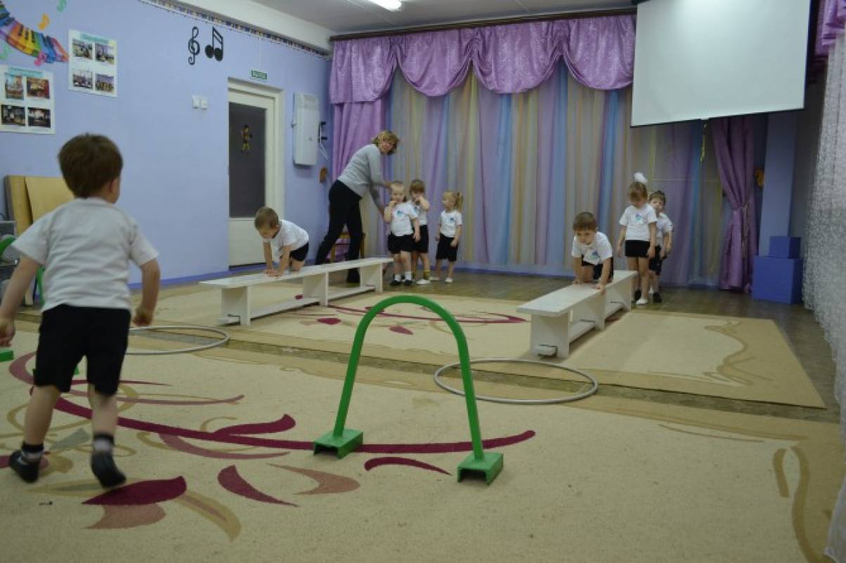 детские веселые старты сценарий. веселые старты. спортивный праздник в детском саду. игра с кочки на кочку в младшей группе. спортивный праздник веселые старты.