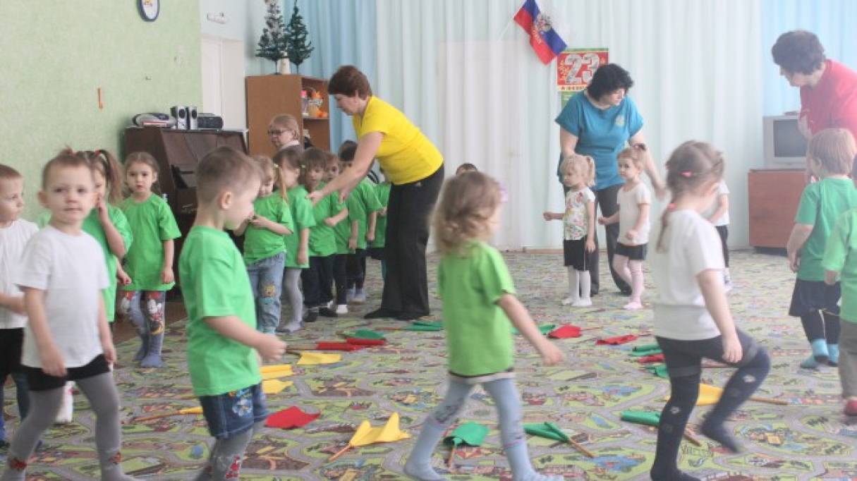 Спортивное развлечение 23 февраля 2 младшая группа