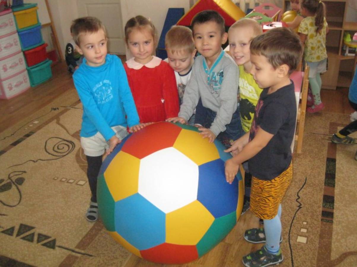Игры с мячом в старшей группе. Мячики для садика. День мяча в детском саду. Мячи в садике. Мячики в дет саду.