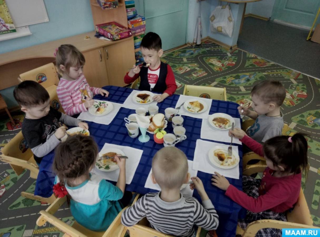 1 половина дня в младшей группе. Завтрак в детском саду. Обед в садике. Подготовка к обеду в детском саду. Обед в детском саду в средней группе.