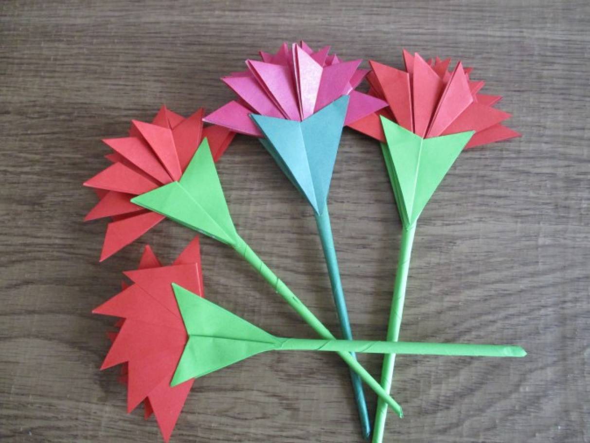 Оригами цветок памяти. Гвоздика поделка. Гвоздики оригами. Гвоздика из бумаги. Оригами цветок гвоздика.