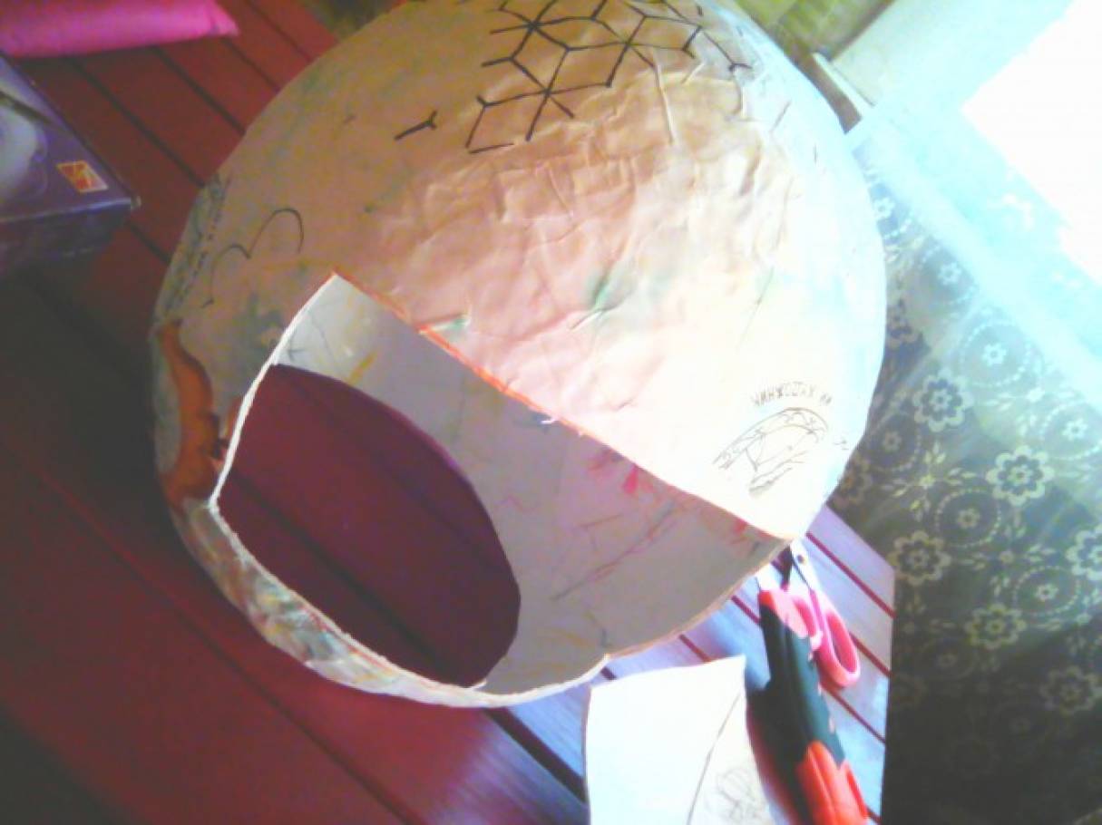 Шлем космонавта из картона. Шлем Космонавта папье маше. Шлем космонавтапопье маше. Космический шлем. Космический шлем из картона.