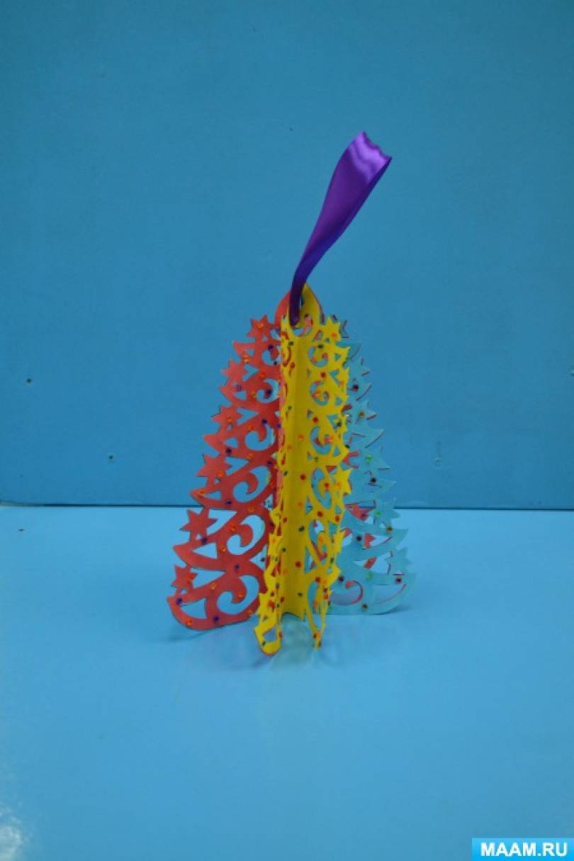 новогодний серпантин. как сделать серпантин своими руками из бумаги. украшения на потолок спиральки. как сделать серпантин из бумаги. спиральки из бумаги для украшения.