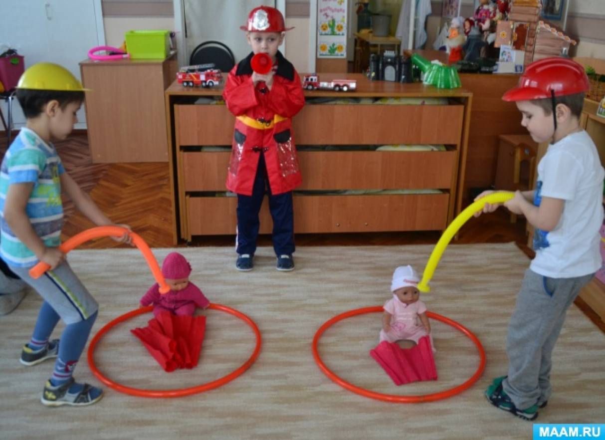 Безопасность игра средняя. Игры по пожарной безопасности в детском саду. Атрибуты по пожарной безопасности в детском саду. Занятие по безопасности в садике. ОБЖ В детском саду.