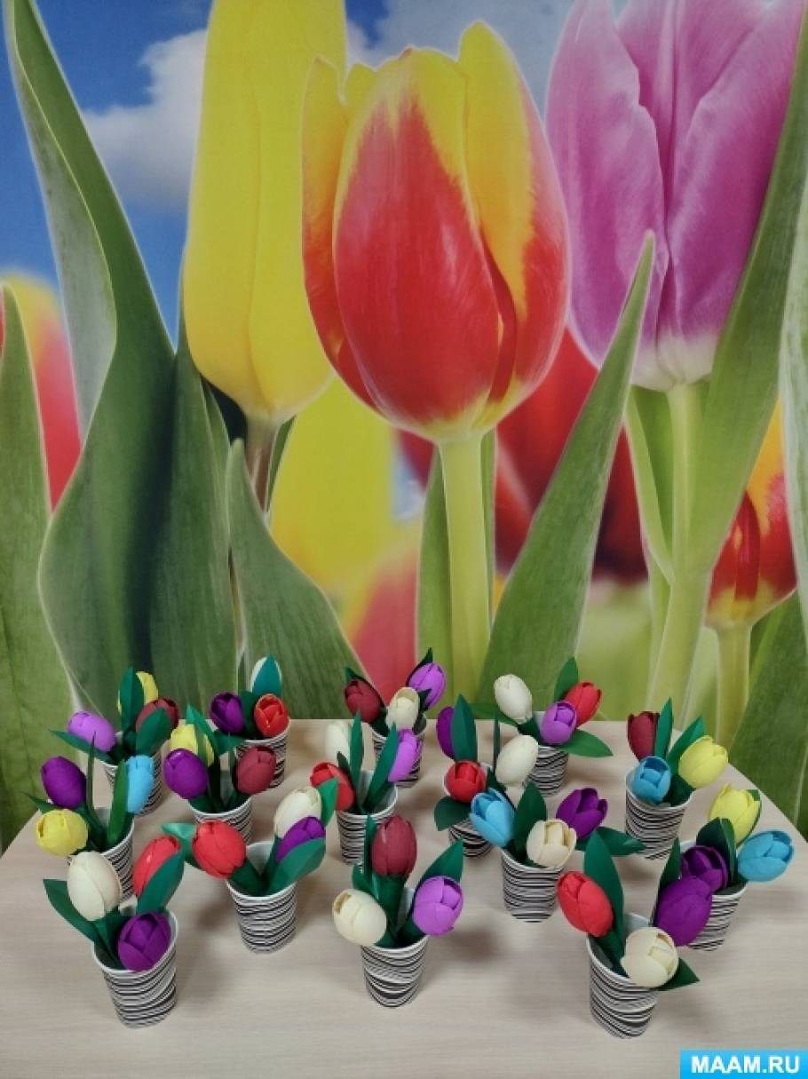 Весенние тюльпаны из пластиковых одноразовых ложек