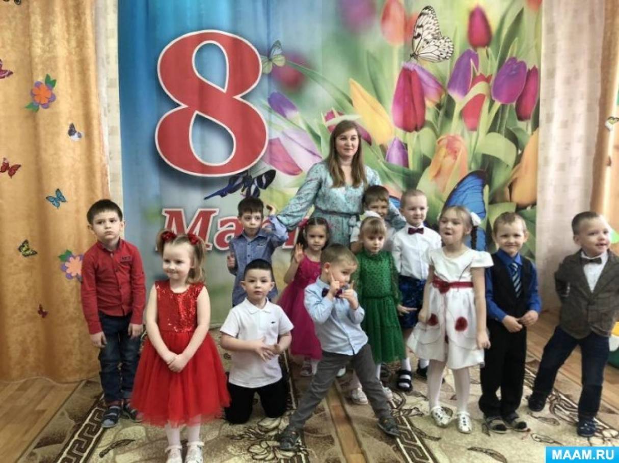 Смотреть фотографию №7 Фото №7 Также совместно с детьми и воспитателем подготовили поздравительную стенгазету Букет для милых мам и бабушек состоящих из детских ладошек украшенных ромашками