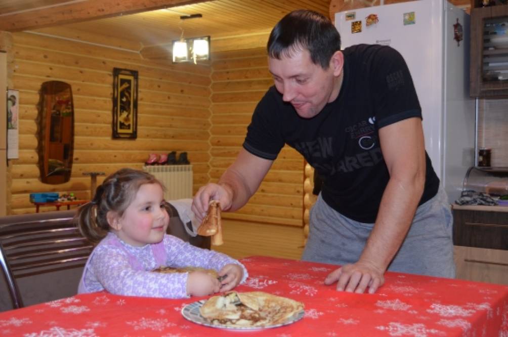 Смотреть фотографию №3 Фото №3 Я мамуле помогу Блинчики ей испеку Вкусную начинку Добавлю в серединку Наша Блинная столица Будет Дашенькой гордиться