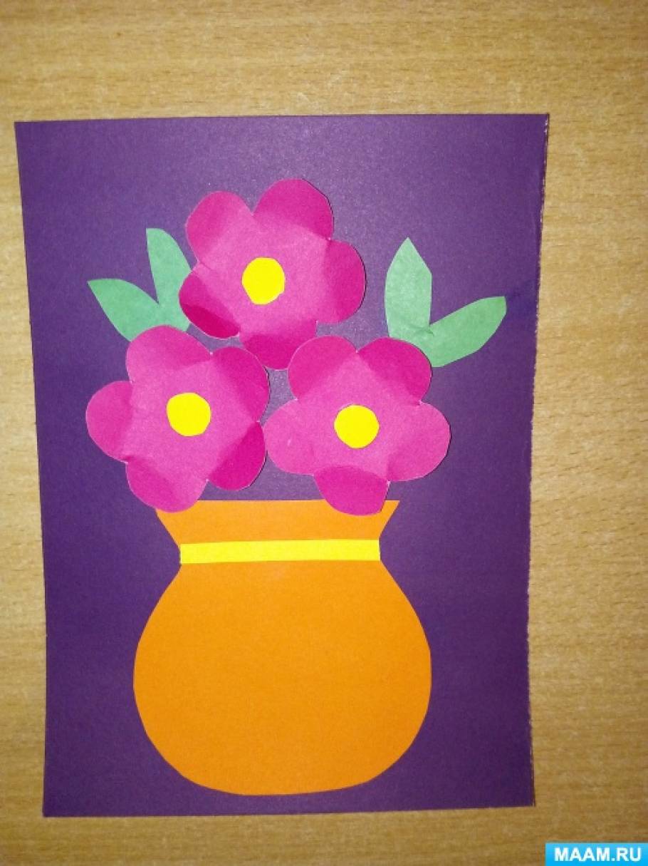 Аппликация в старшей группе открытка для мамы. Аппликация ваза с цветами. Аппликация цветы в вазе. Ваза с цветами из цветной бумаги. Ваза для цветов для аппликации.