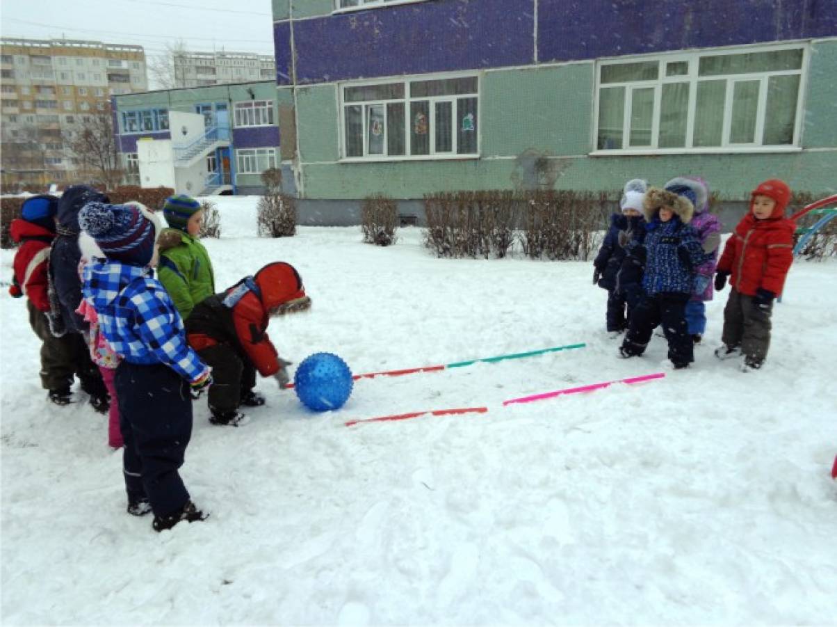 Зимняя игра в группе. Зимняя прогулка в детском саду. Детский сад зимой. Зимние игры в детском саду на улице. Спортивное развлечение в детском саду на прогулке зимой.
