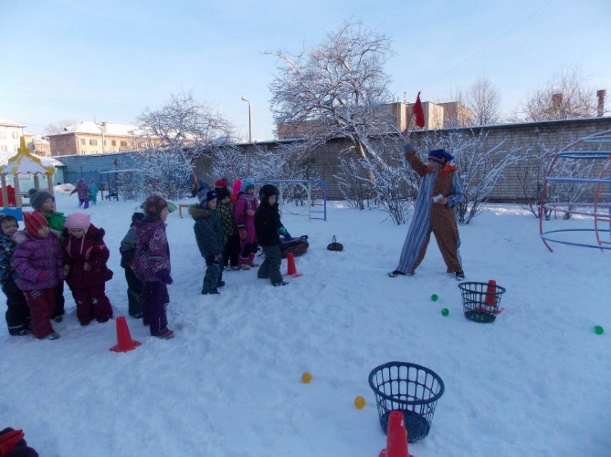 Зимняя игра в группе. Зимняя прогулка в детском саду. Зимний развлечение на прогулки ДОУ. Зимние забавы для детей в детском саду на улице. Зимнее развлечение на улице в детсаду.