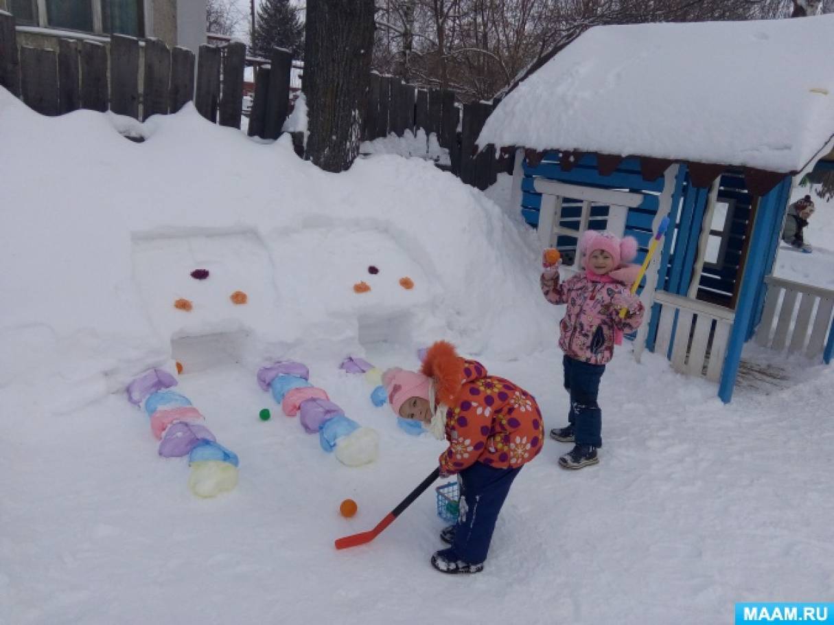 Снежки в сад. Зимние постройки в детском саду. Зимние постройки на участке детского. Постройки из снега в детском саду. Зимний участок в детском саду.