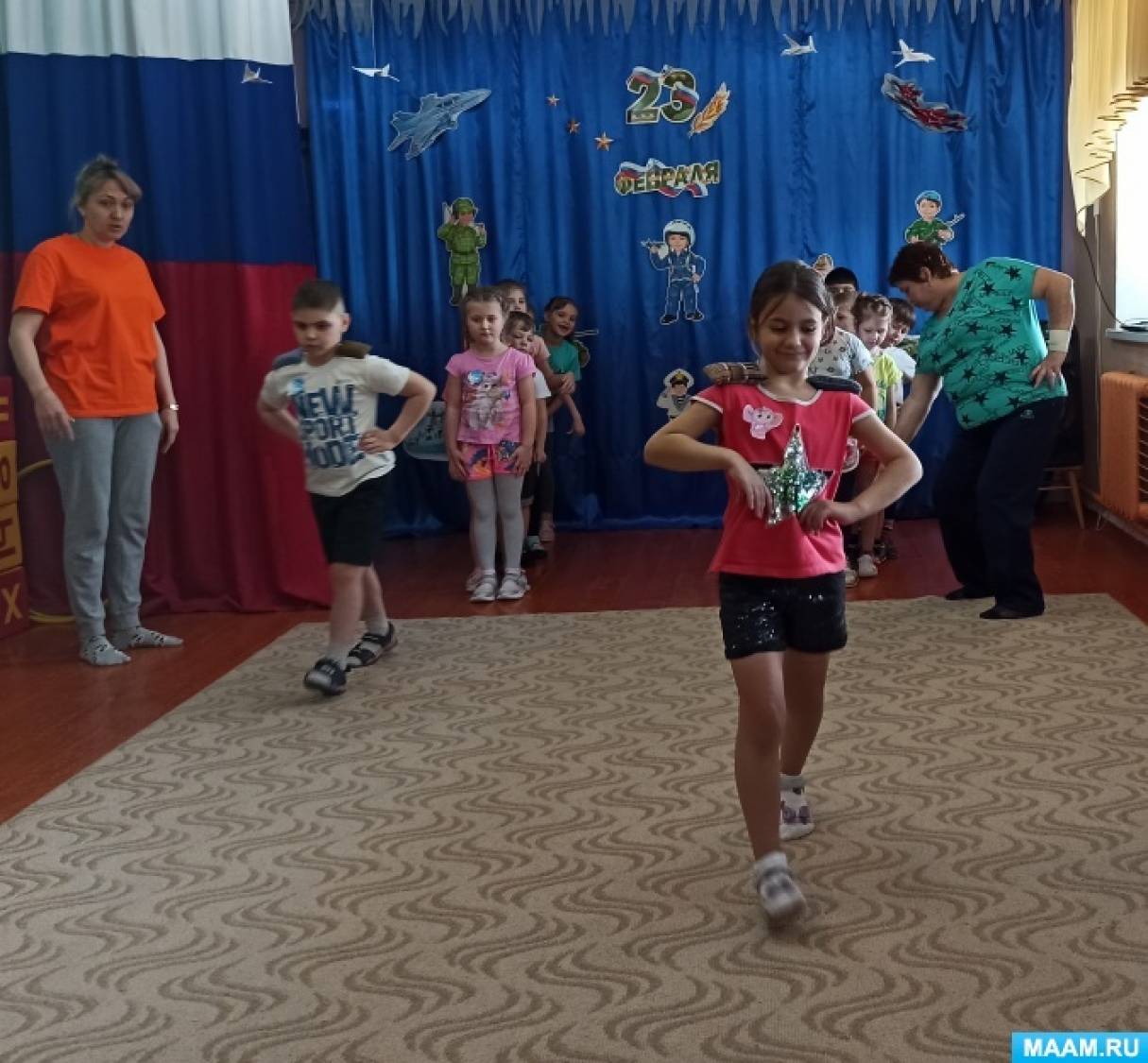 Спортивное развлечение к 23 февраля. Детский садик одеваются. Соревнования русские забавы.