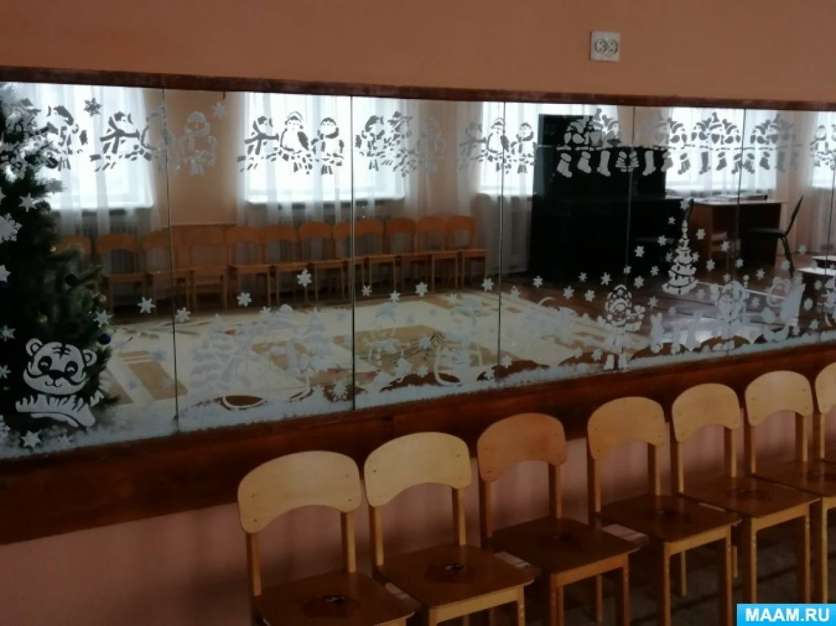 Украшение зеркальной поверхности музыкального зала к новогоднему празднику с использованием трафаретов и зубной пасты