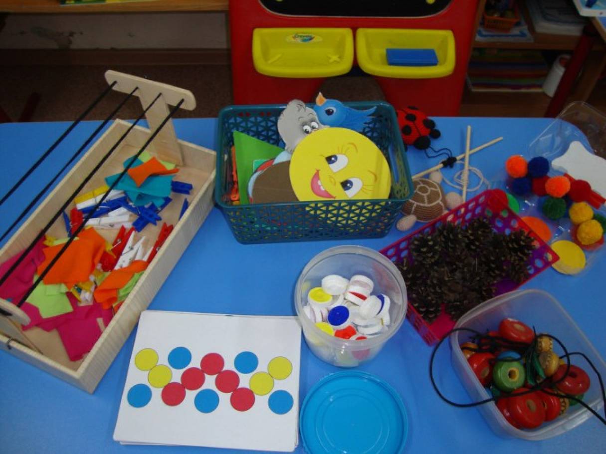 Развивающая методическая игра. Игрушки для сенсорного развития. Сенсорика для детей раннего возраста. Сенсорные игры для детей. Пособия по сенсорике для малышей.