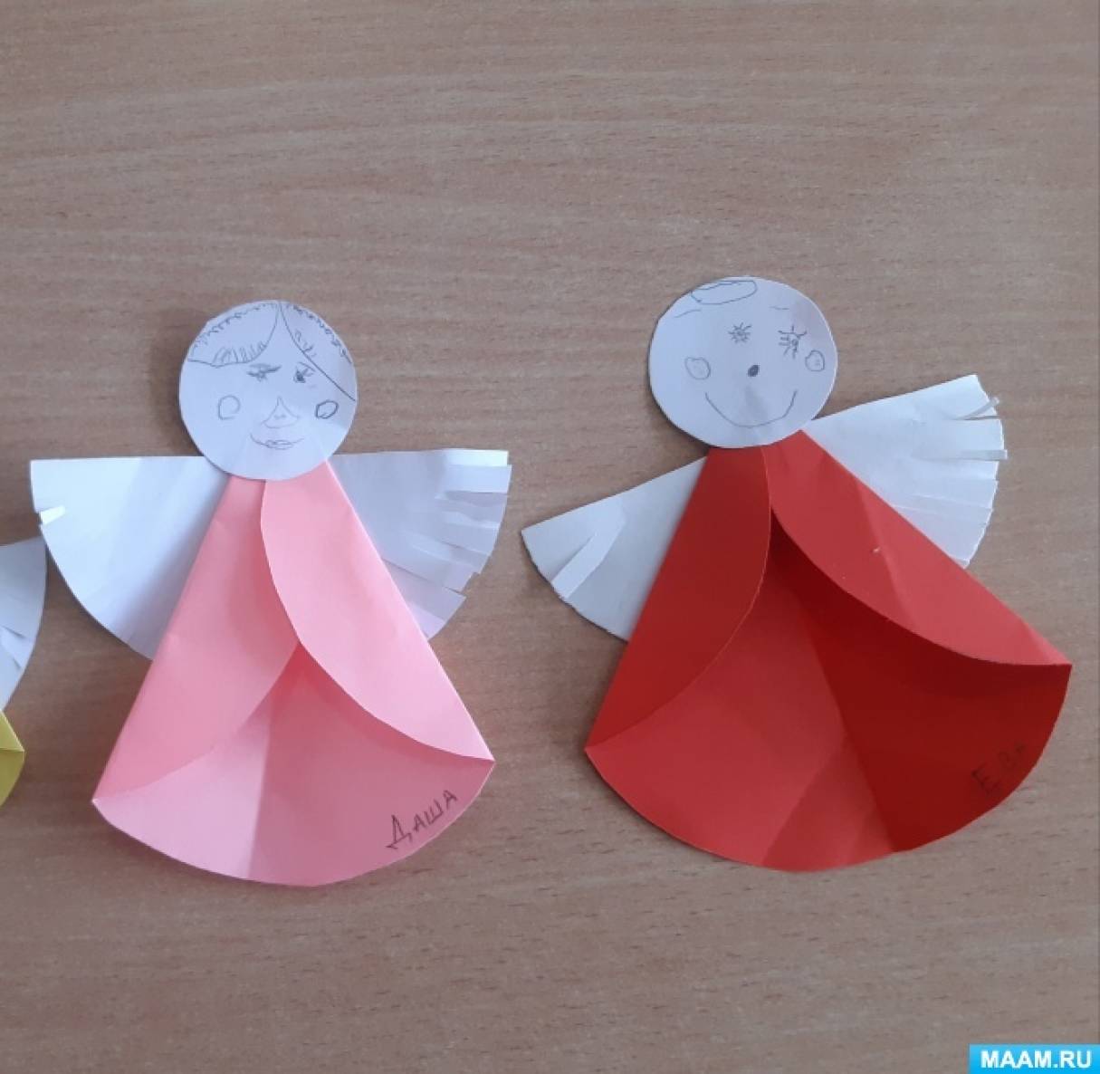 Рождественский ангел оригами и цветные бумаги, изолированные на белом фоне