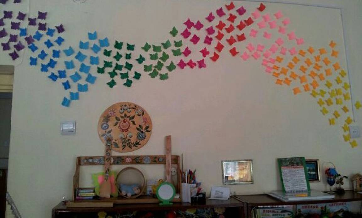 Бабочки для оформления группы. Бабочки для украшения группы в детском саду. Оформление стены бабочками. Радуга с бабочками на стене. Украсить группу в детском саду бабочками.
