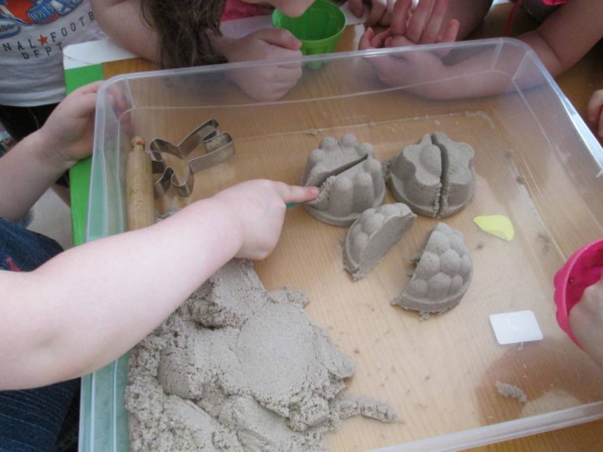 Польза игры с кинетическим песком для развития